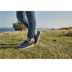 New Feet Lågskor Blå med kardborreband miljöbild