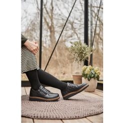 New Feet Lågskor Quiltade Svart med dragkedja miljöbild