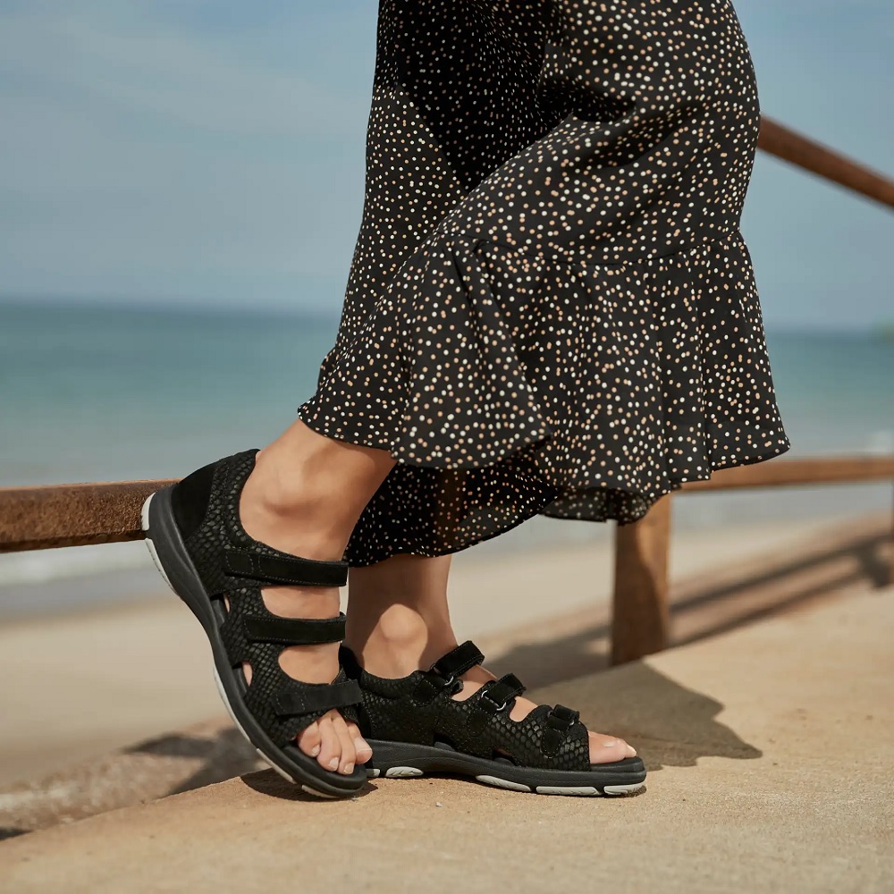 New Feet Sandaler Svart med tre kardborreremmar miljöbild