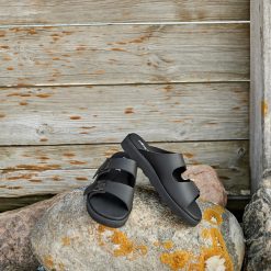New Feet Herrtofflor Svart med två spännen miljöbild