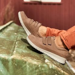 New Feet Lågskor Beige med kardborreband miljöbild