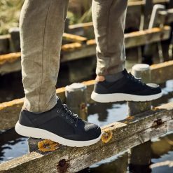 New Feet Sneakers Svarta med elastiska skosnören miljöbild